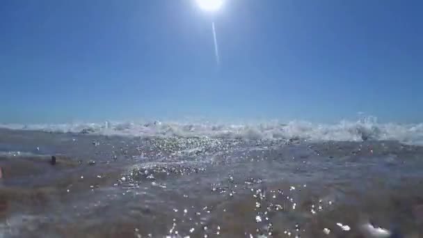 低い角度からの波を撮影 — ストック動画