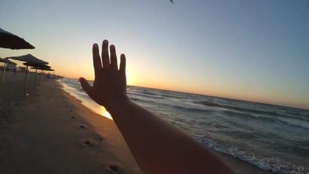 Mano dedos sol puesta del sol playa mar océano — Vídeo de stock