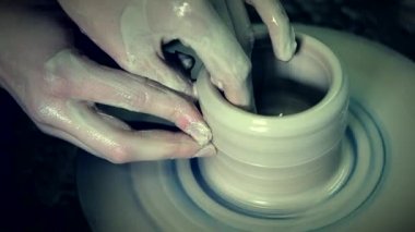 Kil heykel ile modelleme dönen potters tekerlek üzerinde eller. El yapımı.