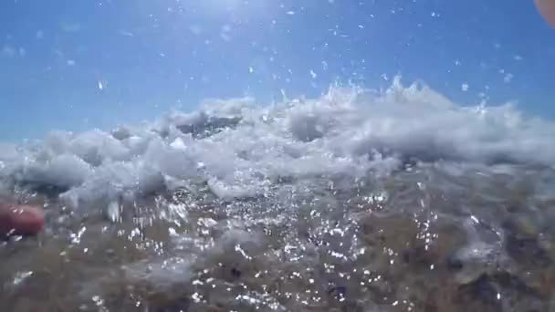 Au ralenti. Tirer sur l'onde depuis l'angle inférieur .