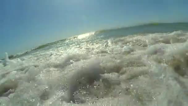 Onde de prise de vue au ralenti depuis un angle inférieur ou inférieur .