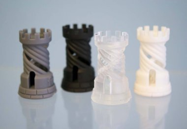 3D yazıcıya yazdırılmış dört nesne fotopolymer.