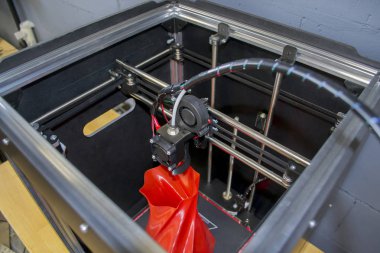 Otomatik üç boyutlu 3D yazıcı plastik gerçekleştirir.