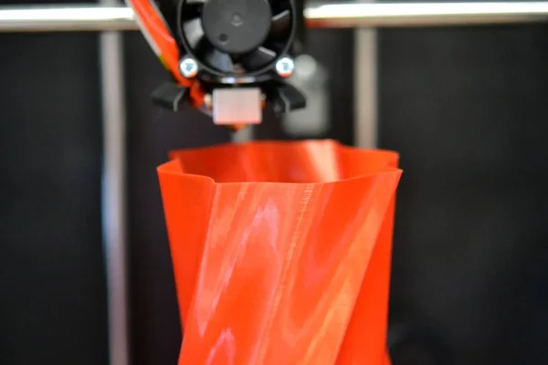 Impresora 3D tridimensional automática realiza plástico. — Foto de Stock