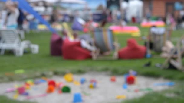 Parco giochi per bambini con sabbia e seggiolini su erba verde — Video Stock