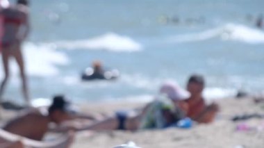 arka plan bulanık rahatlatıcı insanlar sahilde