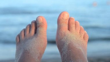 Denizdeki dalgaların önünde kum ile mayınları ayakları