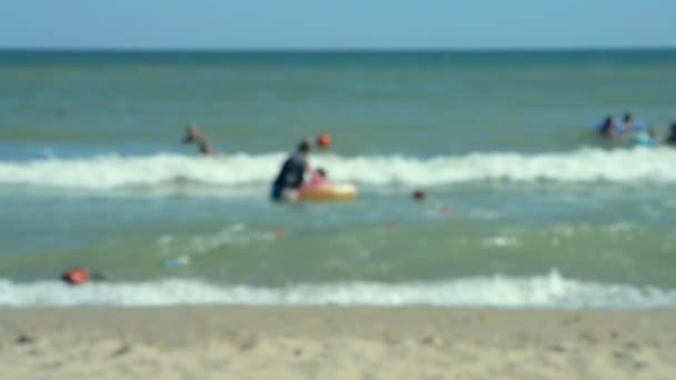 Fond flou personnes nageant dans la mer — Video