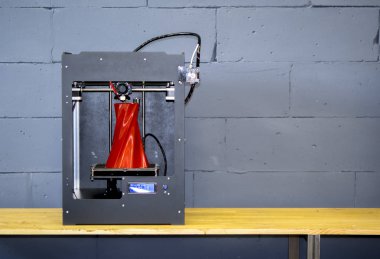 3D yazıcı yakından çalışıyor. Otomatik üç boyutlu 3D yazıcı