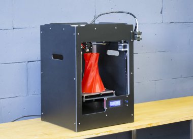 3D yazıcı yakından çalışıyor. Otomatik üç boyutlu 3D yazıcı