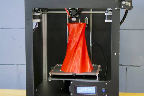 Stampante 3D funzionante da vicino. Stampante 3D tridimensionale automatica — Foto Stock