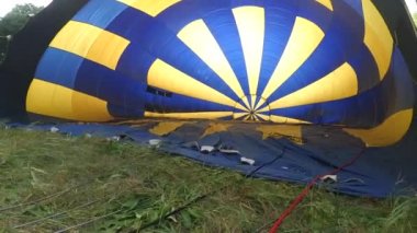 Yerde yatan bir büyük balon aerostat enflasyon.