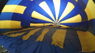 Yerde yatan bir büyük balon aerostat enflasyon.