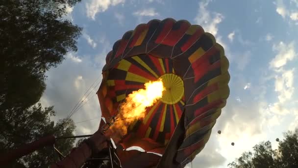 Blåsa blåsa med eld från gasbrännare av stor ballong Aerosolen. — Stockvideo