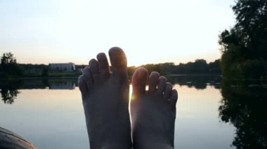 POV siyah siluet ayak parmakları ışınları yoluyla, havada hareket ediyor