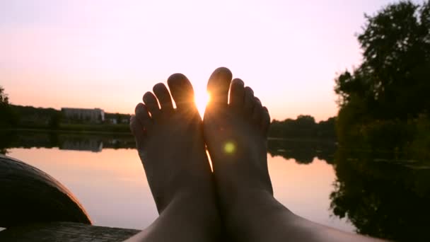 POV Silueta negra de pies la mueve en el aire, a través de los dedos rayos de sol — Vídeos de Stock