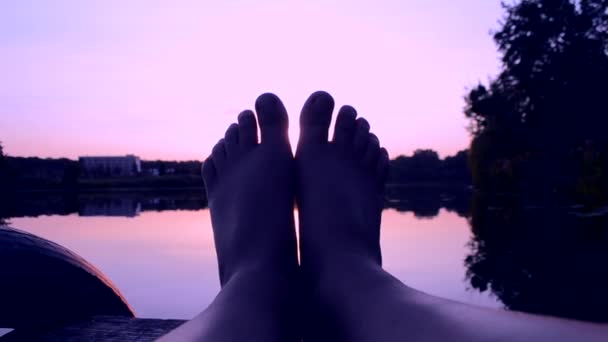 POV La silhouette noire des pieds le déplace dans l'air, à travers les doigts rayons du soleil — Video