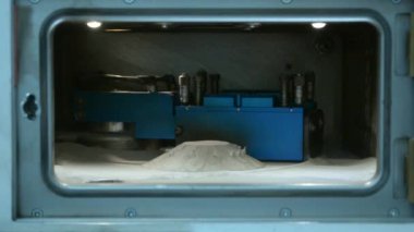 Adam metal yazdıran bir 3d printerlere harcama maddeler kamera kapıyı açar