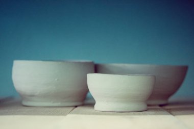 Raf yakın çekim seramik kil ürünleri standı.