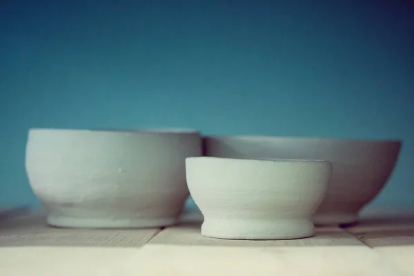 Produkte aus Keramik stehen in Großaufnahme im Regal. — Stockfoto