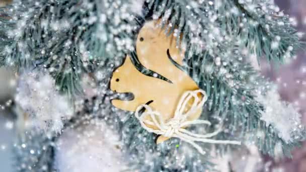 Рождественские игрушки украшения и заснеженные ветки елки — стоковое видео