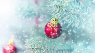 Yılbaşı ağacı süsleri oyuncaklar ve karla kaplı Noel ağacı dalları