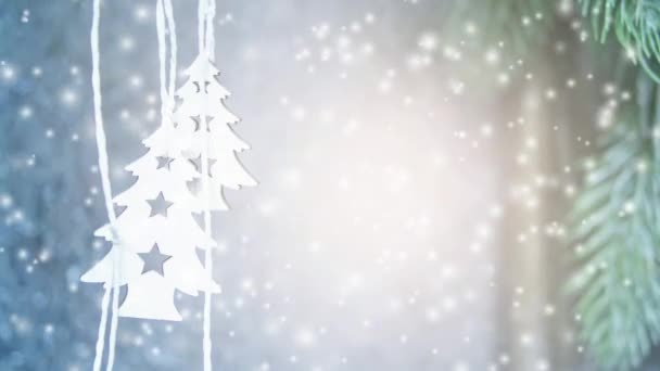 Duas pequenas árvores brancas de Natal penduradas no fundo de uma parede cinza — Vídeo de Stock