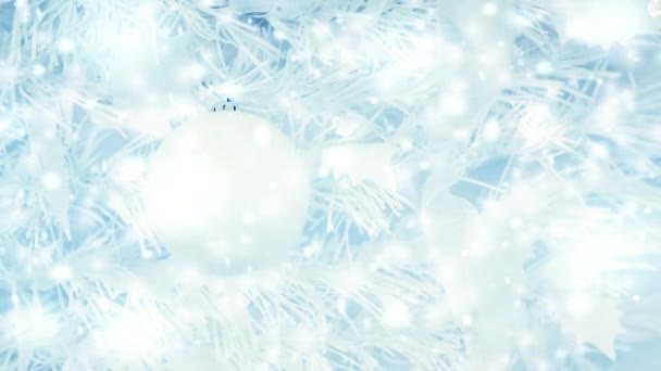 Weihnachtsbaumzweig und dekorative weiße Christbaumkugel — Stockvideo