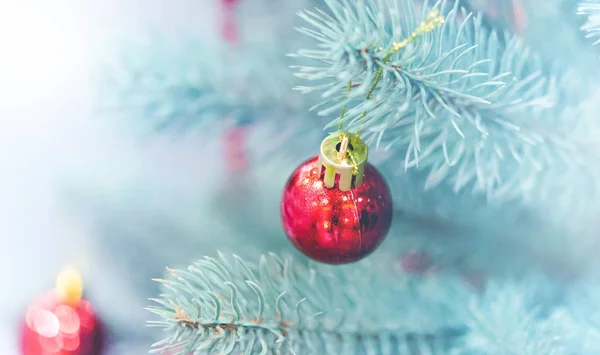 Decoraciones de juguetes de árbol de Navidad y ramas de árbol de Navidad cubiertas de nieve —  Fotos de Stock