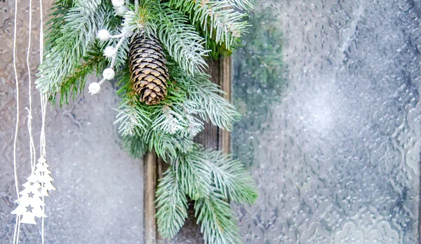 Natürliche Weihnachten Neujahr Spielzeug Tannenzapfen und Weihnachtsbaum Zweig Nahaufnahme — Stockfoto