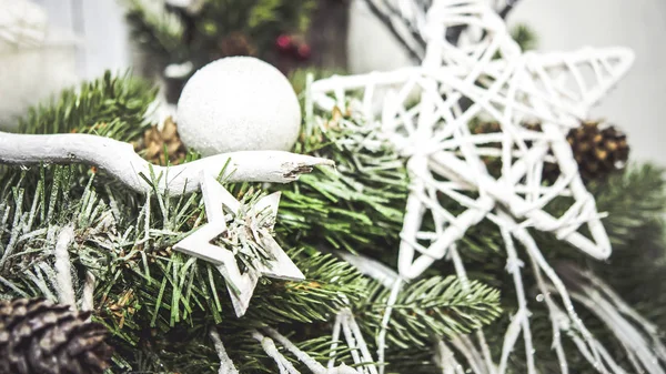 Декоративні білі новорічні іграшкові зірки, що висять на ялинці — стокове фото