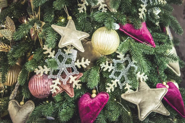 Verschiedene dekorative Weihnachtsbaumspielzeuge in Nahaufnahme, Dekorationen für Weihnachten — Stockfoto