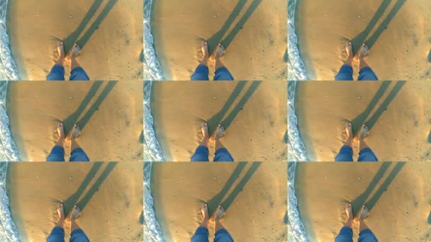 Das Mädchen steht in der Nähe des Meeres und die Wellen wälzen es morgens auf den Füßen — Stockvideo