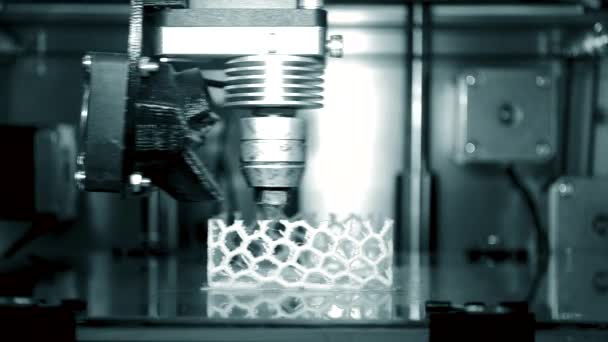 Automatycznej drukarki 3d wykonuje plastikowe modelowania w laboratorium. — Wideo stockowe