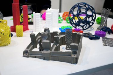 Nesneleri baskılı metal 3d yazıcı ve plastik yakın çekim yazdıran yazıcı.