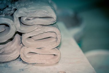 Beyaz kil closeup ıslak. Soyut masaya ıslak kil parçaları