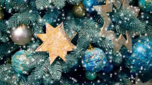 Διαφορετικό διακοσμητικό χριστουγεννιάτικου δέντρου παιχνίδια γκρο πλαν — Αρχείο Βίντεο