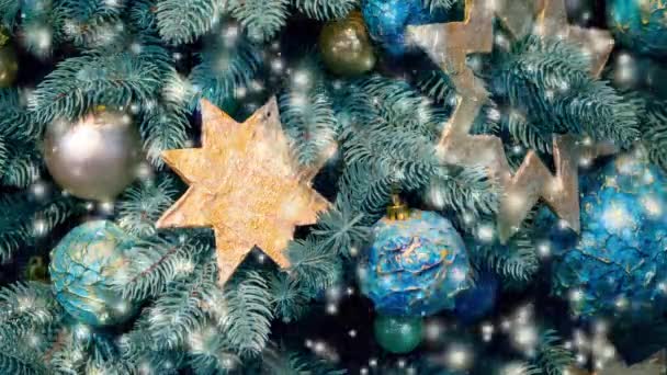 Verschillende decoratieve kerstboom speelgoed close-up — Stockvideo