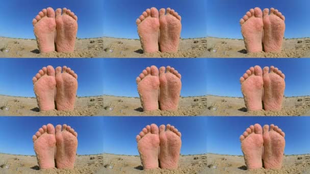 Nohy nohy rozházené sypané pískem broušené na písečnou pláž ckose-up.