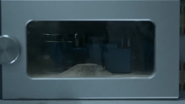 Работник в белых перчатках открывает дверь камеры 3D металлического принтера . — стоковое видео