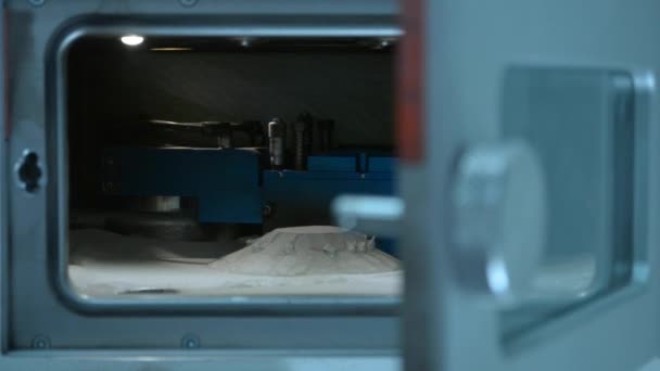 3D printer afdrukken metaal. Lasersintermachine voor metaal. — Stockvideo