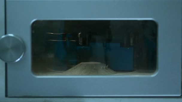 Открывает дверь камеры 3D принтера, печатающего металл — стоковое видео