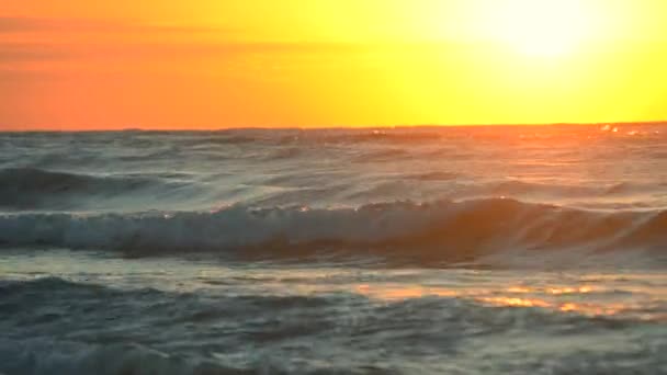 Západ slunce východ slunce svítá na oceán moře — Stock video