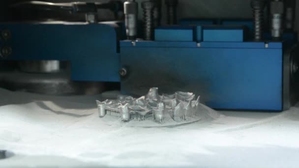 3D tiskárna tiskne kov. Laserový spékací stroj na kov. — Stock video