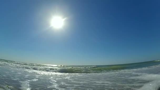 Onda do mar com rolos de espuma branca para a praia arenosa . — Vídeo de Stock