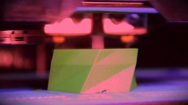 3D yazıcı çalışıyor. Birleşmiş depozito modelleme, FDM. 3B yazıcı