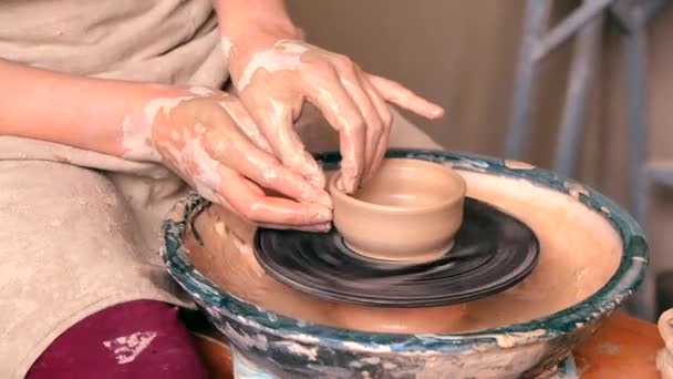 Žena dívka s rukama dub zeď džbánek, který ona sochařství z hlíny na kruhu. — Stock video