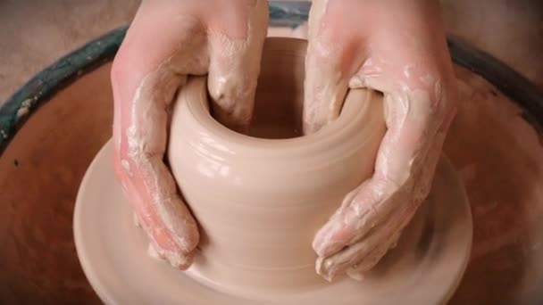 女性女の子彼女の手は壁水差しをダブ 円周上の粘土を Sculpts します ワーク ショップは 白い粘土のクローズ アップを彫る 粘土で汚れた手は セラミック製品を作る — ストック動画