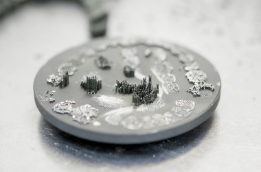 Metal için 3D yazıcıda diş kaplaması oluşturulduktan sonra disk