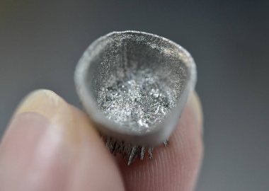 Metal 3d yazıcı makrosu üzerine basılmış küçük nesne.